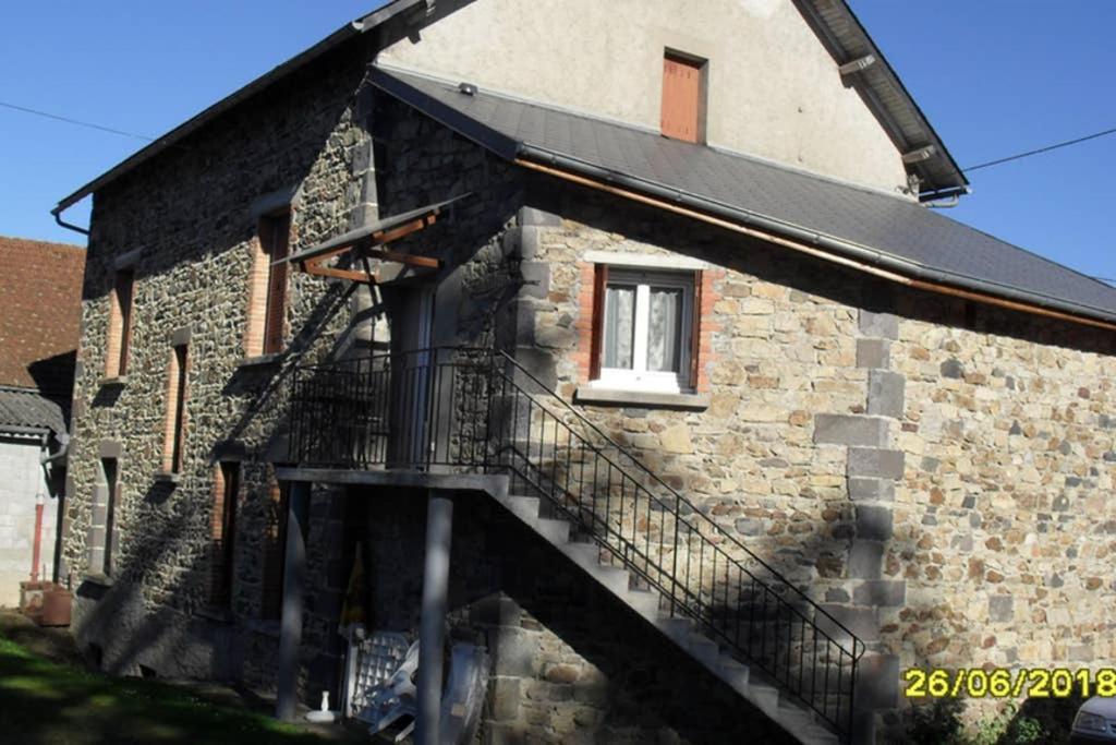 Gite A La Ferme Pres Vulcania La Goutelle Exterior foto